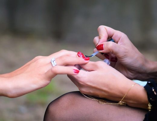 How to apply nail polish in 8 easy steps